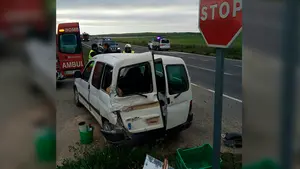 Dos vecinos de Andosilla resultan heridos al chocar la furgoneta en la que viajaban contra un cami&oacute;n