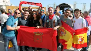 'A Lisboa hemos de ir': pañuelicos y banderas navarras siguen con furor a Almaia por Eurovisión