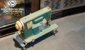 Una máquina de coser se precipita sobre una clienta en un local de Buztintxuri y la envía al hospital