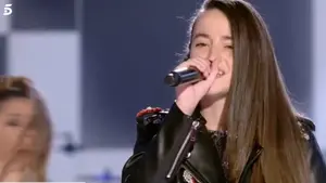 La pamplonesa Sara pone en pie a Antonio Orozco cantando 'Russian Roulette' en la final de 'La Voz Kids'
