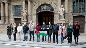 El Ayuntamiento de Pamplona se concentra contra la "masacre" del pueblo palestino que suma decenas de muertos