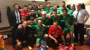 La foto de la despedida: el capi Javi Eseverri con todo el equipo en su último partido