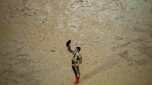 El feliz debut de Toñete en Las Ventas, en imágenes: un triunfo bajo el diluvio de la tormenta