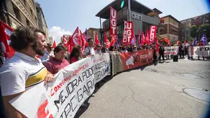 Protestas sindicales ante la Confederación de Empresarios de Navarra por el "bloqueo" de los convenios
