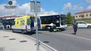 Contra el suelo: cuatro pasajeros de una villavesa resultan heridos tras sufrir un choque en un semáforo