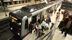 Paliza en el metro de Bilbao: cinco jóvenes agreden brutalmente a un hombre