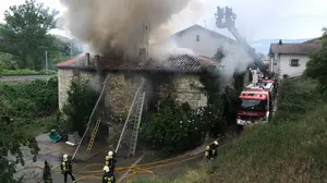 El fuego arrasa una vivienda en Izurdiaga y obliga a atender a su inquilina por inhalación de humo