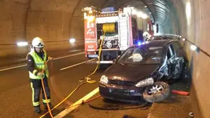 Ha visto la 'luz al final del túnel': logra salir ileso de un impactante choque en la A-1 en Alsasua