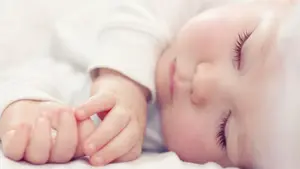 Escándalo en un parto: venden a un bebé por 140 euros y un error de los compradores lo saca a la luz 