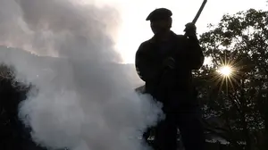 Un oficio en peligro de extinción: la labor del navarro que mantiene vivo su gremio en la montaña