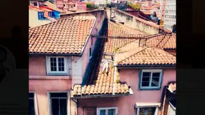 Desafiando a la gravedad: fotografían a una mujer tomando el sol sobre el tejado de un edificio en rampa