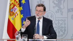 Rajoy acusa a Sánchez de querer el Gobierno "a cualquier precio", incluso pactando con Puigdemont y Bildu