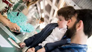 La suerte y la solidaridad se mudan al paseo de Sarasate: ya está abierta la tómbola de Cáritas