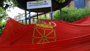 Sin miedo a honrar los símbolos de Navarra: una enorme enseña foral, desplegada en Echarri Aranaz