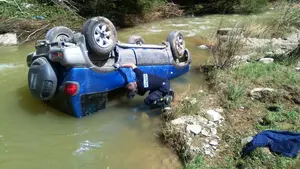 La secuencia completa de c&oacute;mo Bomberos y Polic&iacute;a Foral han 'desvolcado' un veh&iacute;culo ca&iacute;do en el Cidacos