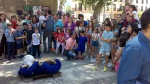 Los vecinos de Murieta cumplen la tradición tirando y quemando el "mayo" en el frontón