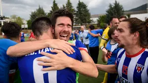 El Izarra celebra la permanencia ganando con apuros a la Llagostera en Merkatondoa