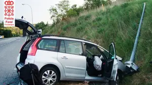 Un conductor borracho choca en Puente la Reina contra una farola y deja seis heridos, dos de ellos niños