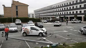 Cuesta abajo y sin frenos: la secuencia fotográfica del camión que se ha llevado por delante coches, farolas y árboles en Mutilva