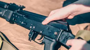 La fiscal&iacute;a pide 8 a&ntilde;os para el vecino que dispar&oacute; contra un taxi con su Kalashnikov