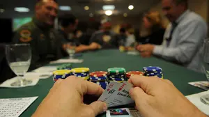 Golpe al juego ilegal y tráfico de drogas en un local clandestino de un edificio de oficinas en Ansoáin