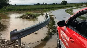 Noche de miedo en Navarra: hay seis carreteras cortadas por la crecida de los ríos