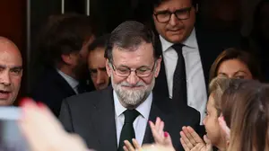 Rajoy abandona el Congreso arropado por diputados y asesores del PP al grito de "presidente, presidente"