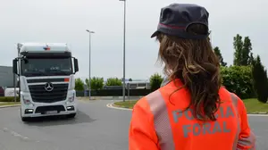 Dos camioneros agreden a dos policías que patrullaban por un polígono industrial en Bera