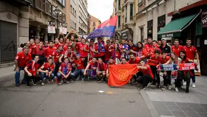 Cánticos a favor de Osasuna por las calles del centro de Valladolid para calentar motores antes del partido