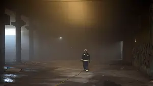 Foto a foto: así han trabajado los bomberos para extinguir el incendio de una nave en la Rochapeaa