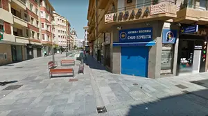 Exótico y de moda: un nuevo negocio levanta otra vez la persiana de una antigua relojería en Pamplona