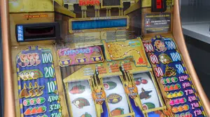 Una acalorada discusión acaba con un botellazo a una máquina en un salón de juego de Tudela