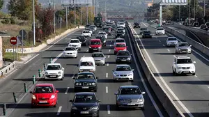 El cambio de quincena provoca retenciones kilométricas en las carreteras españolas