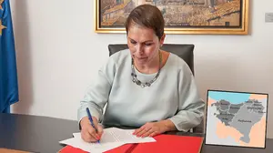 El Gobierno del cuatripartito reparte mapas gratuitos incluyendo a Navarra en Euskal Herria