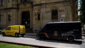 La oficina principal de Correos en el paseo Sarasate de Pamplona echa el cierre durante la jornada de paros