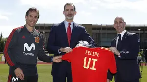 El Rey Felipe VI despide a la selecci&oacute;n espa&ntilde;ola de f&uacute;tbol antes de partir hacia Krasnodar