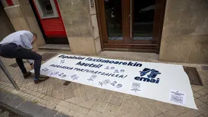 Acoso a las puertas de la sede socialista en Pamplona durante una concentración por el caso Alsasua