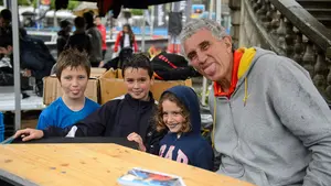 Baloncesto bajo la lluvia con el más grande: Fernando Romay en la Plaza del Castillo