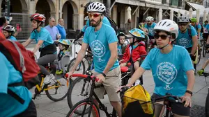 ¿Te encuentras entre la marea azul? Las fotos del multitudinario Día de la Bicicleta en Pamplona