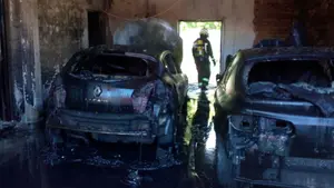 Las llamas calcinan dos vehículos en una bajera de una casa de Caparroso