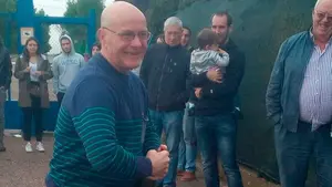 Con champán: el miembro de ETA que mató 'por error' al dueño de un taller celebra su salida de la cárcel