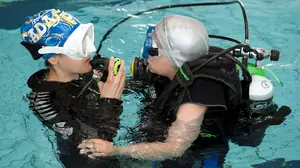 Seis estudiantes de la UPNA diseñan y fabrican materiales para buceo adaptado de personas con discapacidad