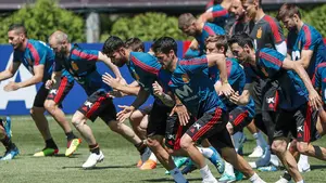 El delantero Iago Aspas de dulce; España entrena con 27 grados