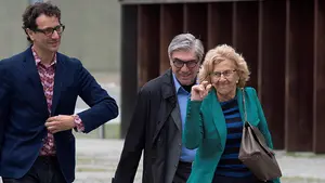 El 'sprint' de Manuela Carmena por las calles de Pamplona para no hacer esperar al Rey Felipe VI