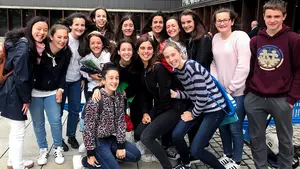 La excursión del colegio que terminó junto al Rey en Pamplona: "Es muy alto, muy majo y guapísimo"