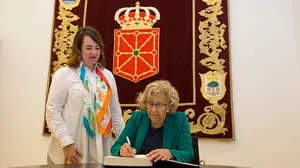 Carmena visita por sorpresa el Parlamento de Navarra para abordar la situación del "Gobierno del cambio"