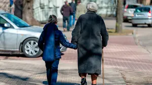 Denuncian a una abuela en Tudela por pasear a sus nietas de noche porque durante el día "tenían mucha tarea"