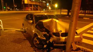Un conductor 'descontrolado' arranca a su paso varias vallas e impacta contra una farola en Pamplona 