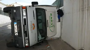 Encajonado bajo el puente: así ha quedado el camión de verduras que ha sufrido un aparatoso vuelco en Caparroso