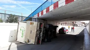 Aparatoso vuelco en Caparroso: un camión de verduras se accidenta al cruzar bajo un puente en el que no cabe